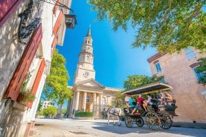 Historische kerk en paardenkoets in Charleston South Carolina