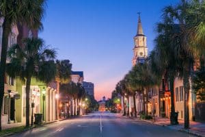 Kerk en palmbomen in Charleston South Carolina bij avond