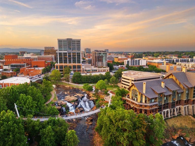 Park met waterval en skyline van Greenville South Carolina