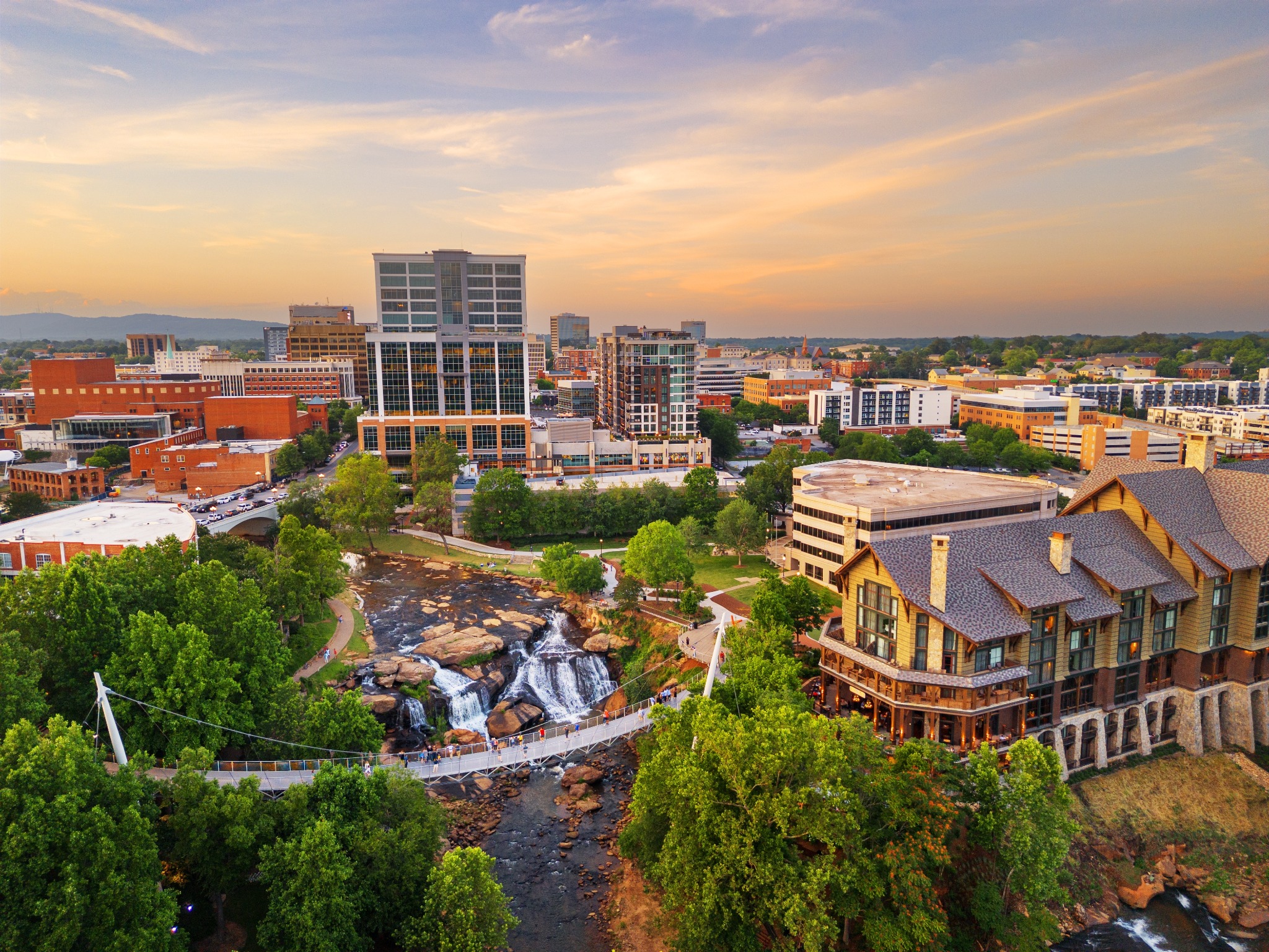 Park met waterval en skyline van Greenville South Carolina