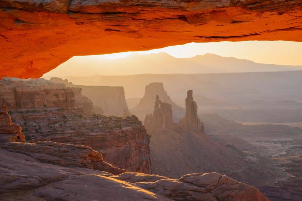 Mesa Arch in Moab, Utah bij zonsopkomst
