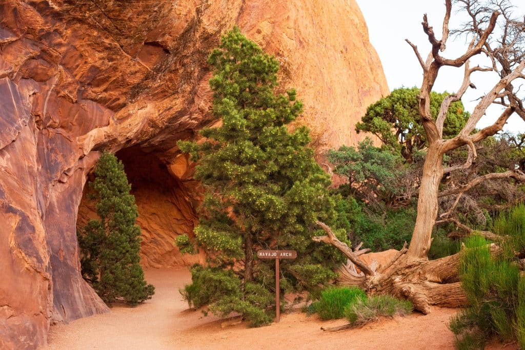 Ingang van Navajo Arch in Moab, Utah