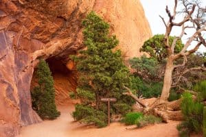 Ingang van Navajo Arch in Moab, Utah