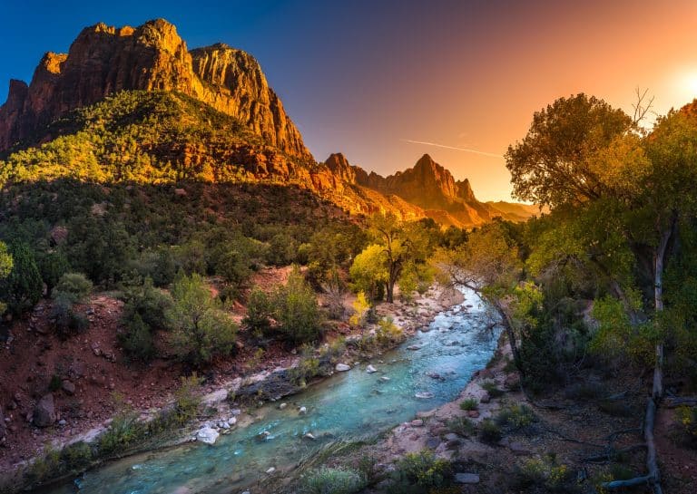 Rivier met rotsformaties bij Springdale, Utah