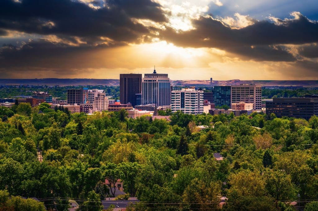 Boise stad in zonlicht met wolken