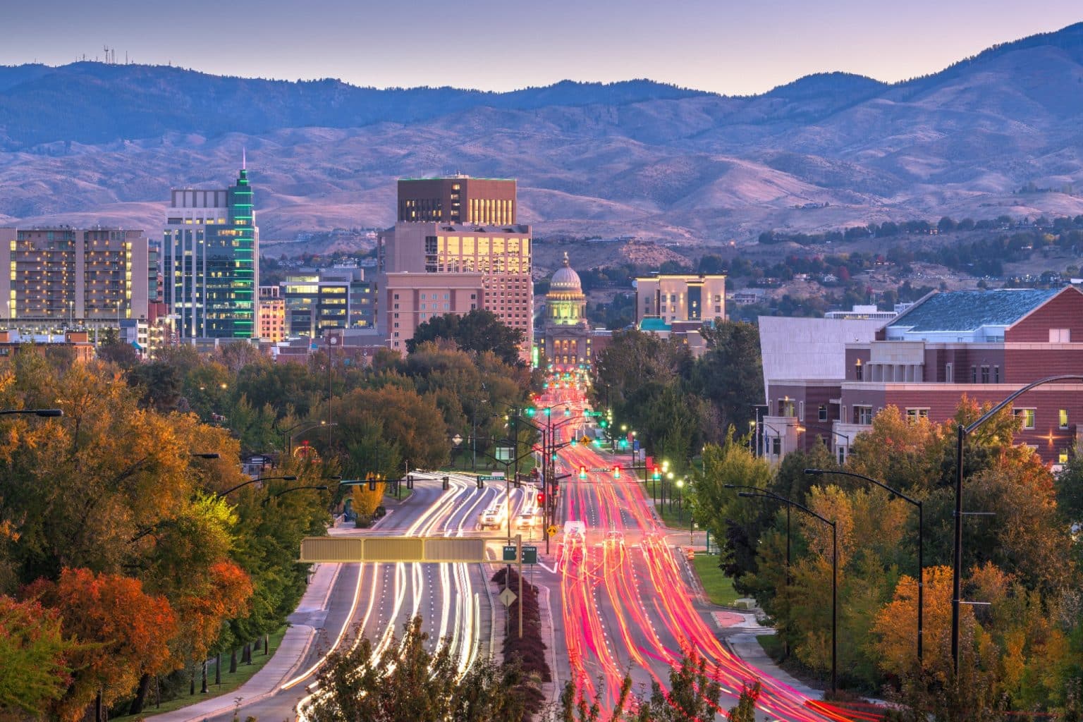 Uitzicht op downtown Boise bij zonsondergang