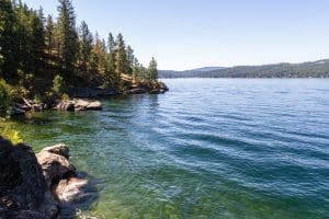 Uitzicht op het meer van Coeur d'Alene en het bos