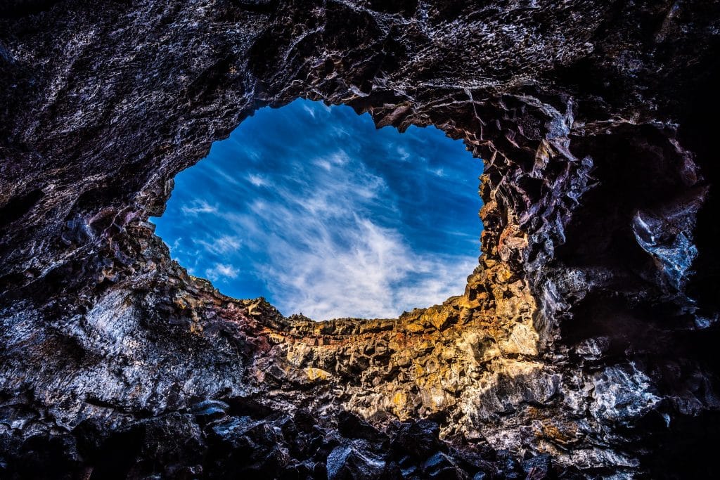 Lava rotsen en blauwe lucht in Craters of the Moon