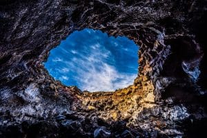Lava rotsen en blauwe lucht in Craters of the Moon