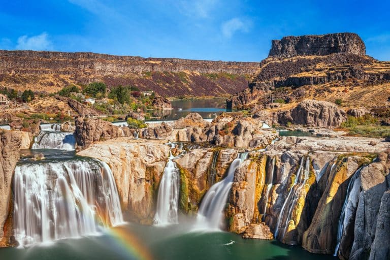 Breed uitzicht op Twin Falls, Idaho met waterval
