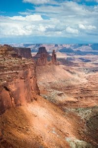 Canyonlands rotsplateaus in Utah met bewolkte lucht