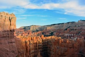 Uitzicht over groene vallei in Bryce Canyon in Utah