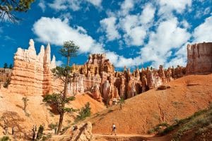 Wandelaars bij hoodoos in Bryce Canyon, Utah