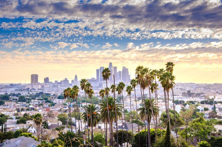 Skyline van Los Angeles bij zonsopkomst