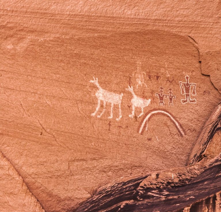 Rotskunst op zandstenen muur in Canyon de Chelly, Arizona