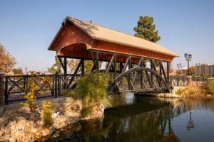 Overdekte houten brug in park bij Mesa, Arizona