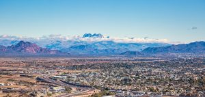 Uitzicht op Mesa met snelweg en bergen in Arizona