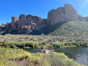 Rivier en rotsformaties bij Mesa, Arizona