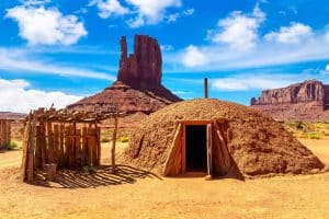 Traditionele Navajo hogan in Monument Valley Arizona