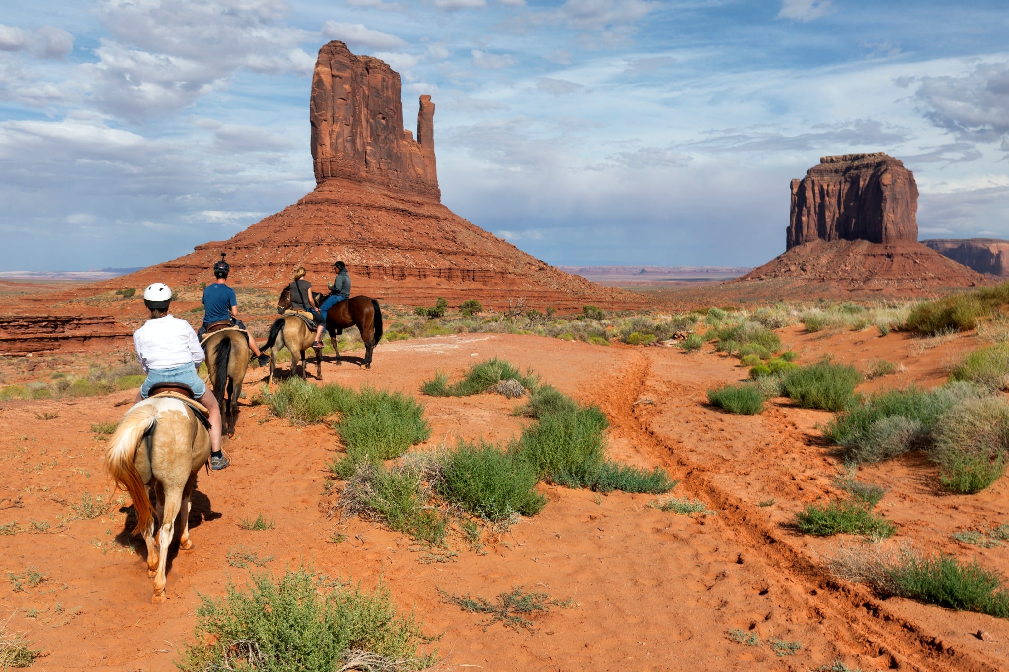 Groep ruiters in Monument Valley Arizona