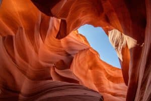 Antelope Canyon bij Page Arizona met zicht op blauwe lucht