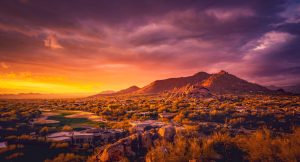 Zonsondergang over Scottsdale Arizona woestijn