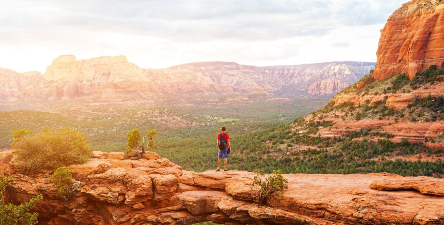 Hiker op Devils Bridge Sedona Arizona