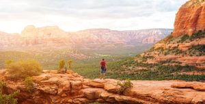 Hiker op Devils Bridge Sedona Arizona