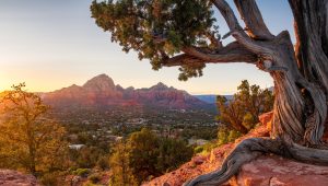 Uitzicht op Sedona Arizona bij zonsondergang