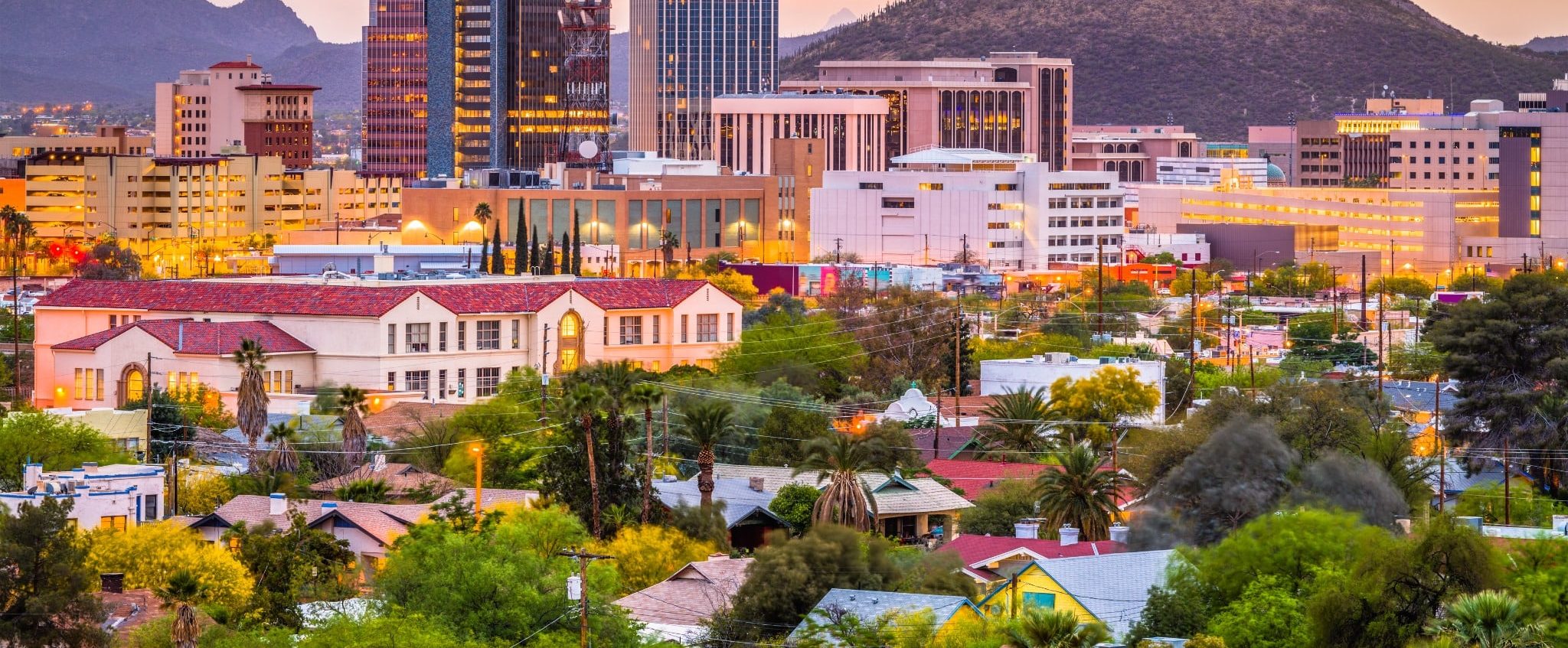 Skyline van Tucson Arizona bij zonsondergang