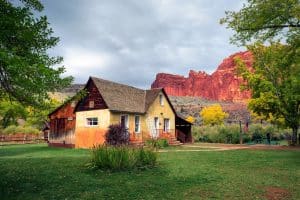 Huisje bij rode kliffen in Capitol Reef, Utah