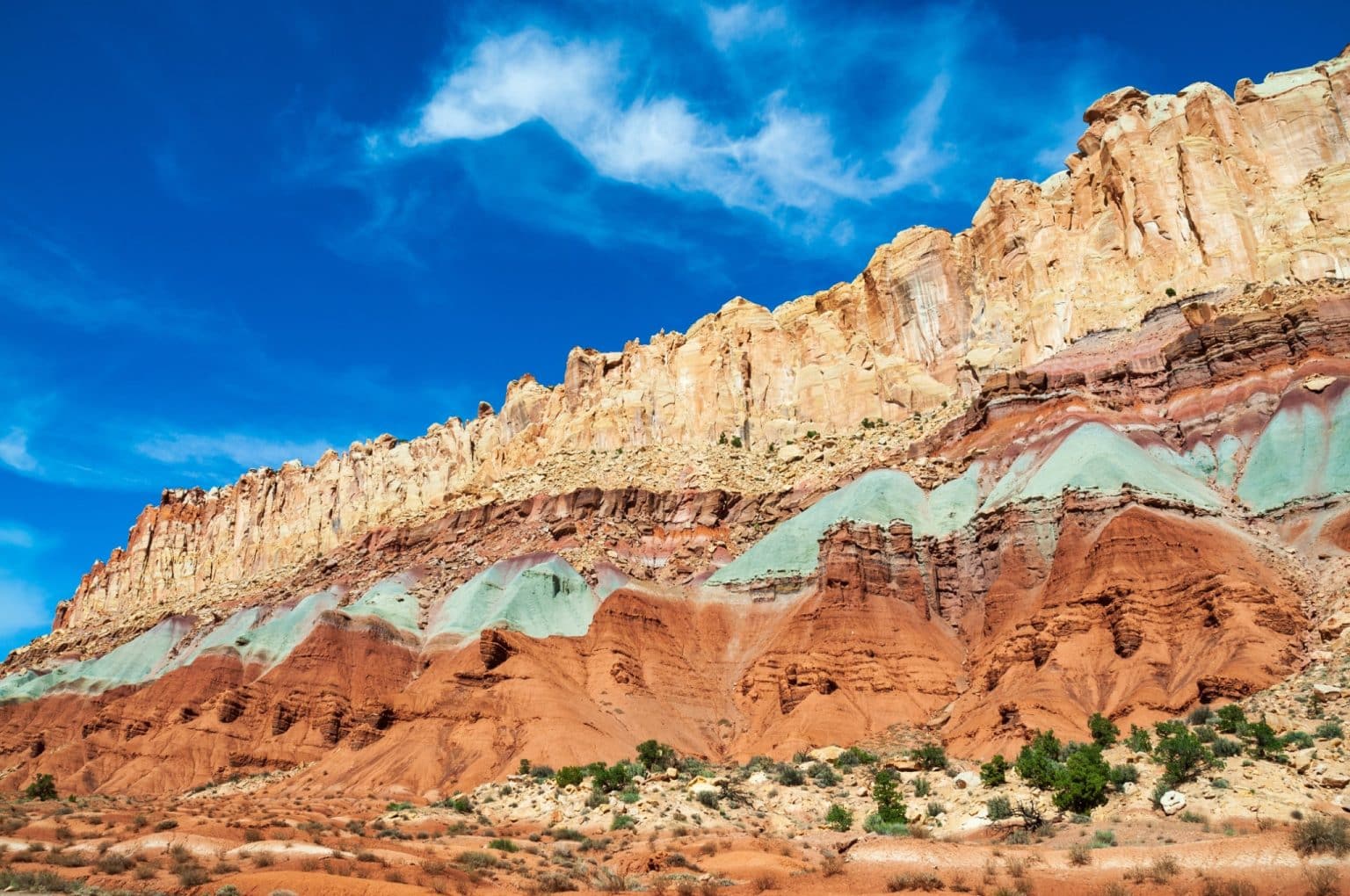 Gekleurde rotslagen in Capitol Reef, Utah