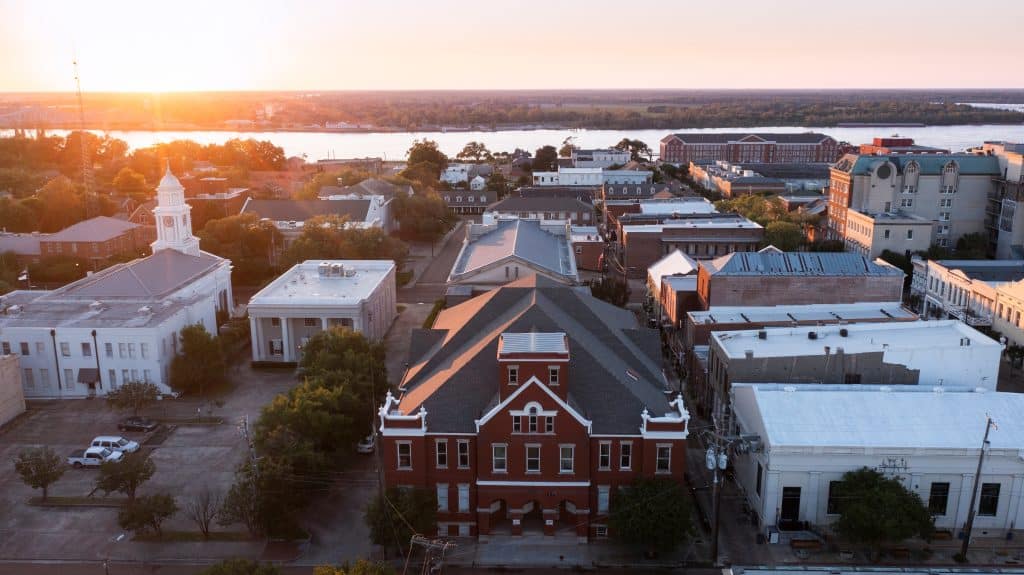 Luchtfoto van Natchez, Mississippi bij zonsondergang