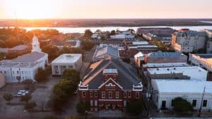 Luchtfoto van Natchez, Mississippi bij zonsondergang
