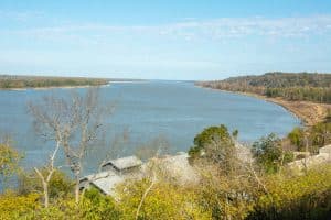 Uitzicht op Mississippi-rivier bij Natchez