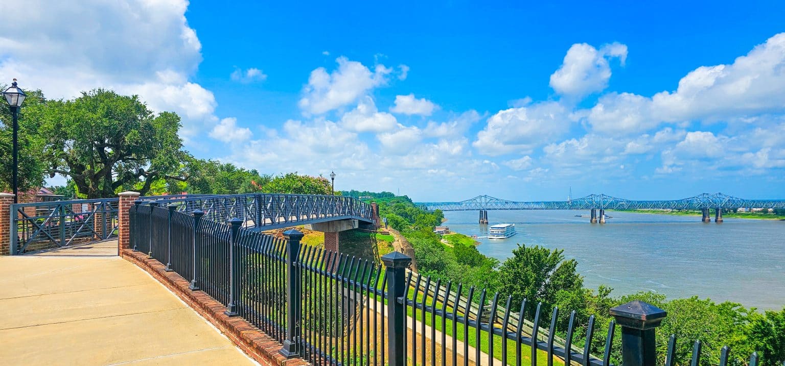 Rivieruitzicht en brug in Natchez, Mississippi