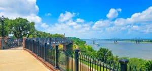 Rivieruitzicht en brug in Natchez, Mississippi