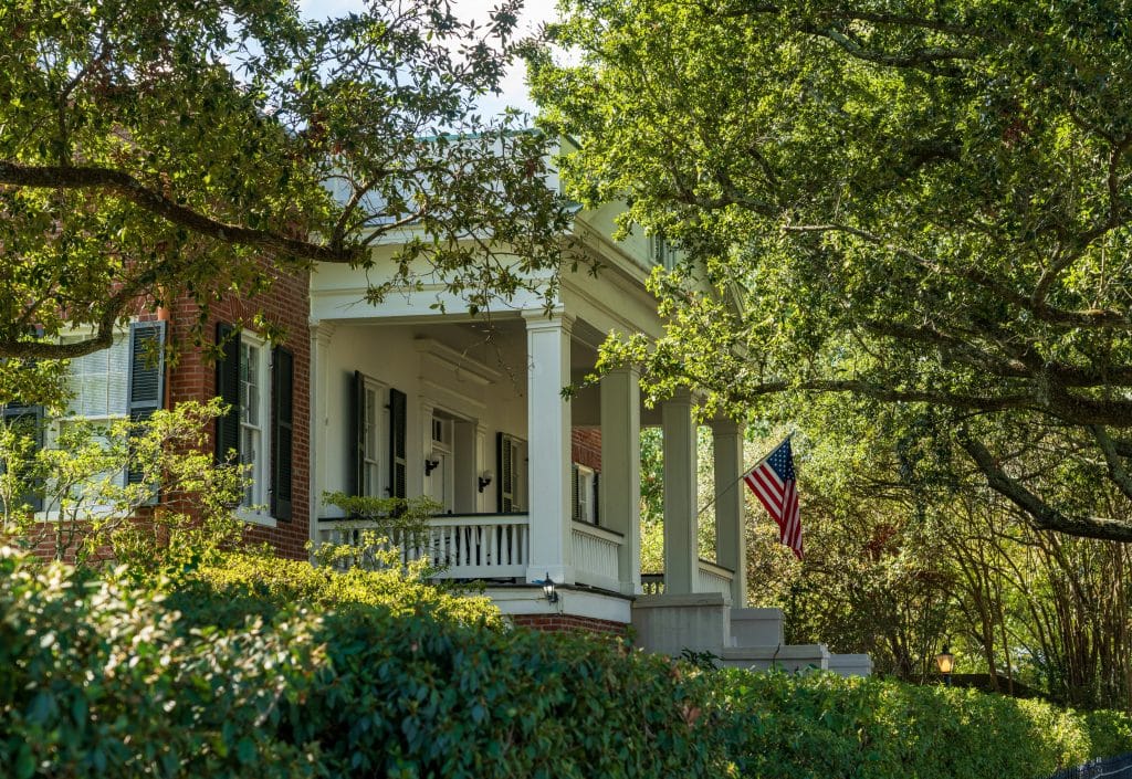 Veranda van plantagehuis in Natchez, Mississippi