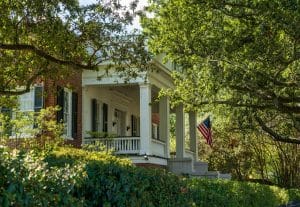 Veranda van plantagehuis in Natchez, Mississippi