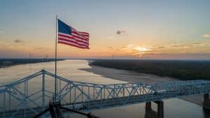 Brug en vlag bij zonsondergang in Vicksburg