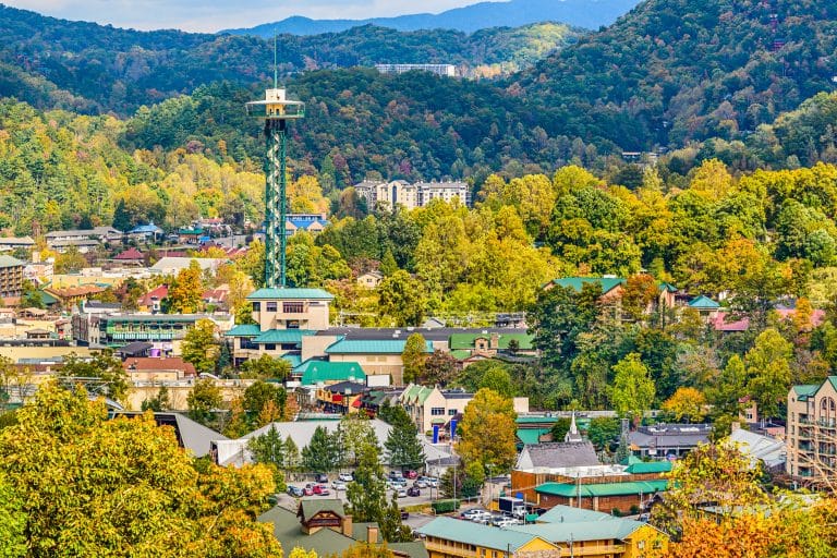 Gatlinburg Tennessee met uitzicht op bergen in de herfst