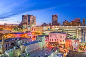 Beale Street en downtown Memphis bij avond