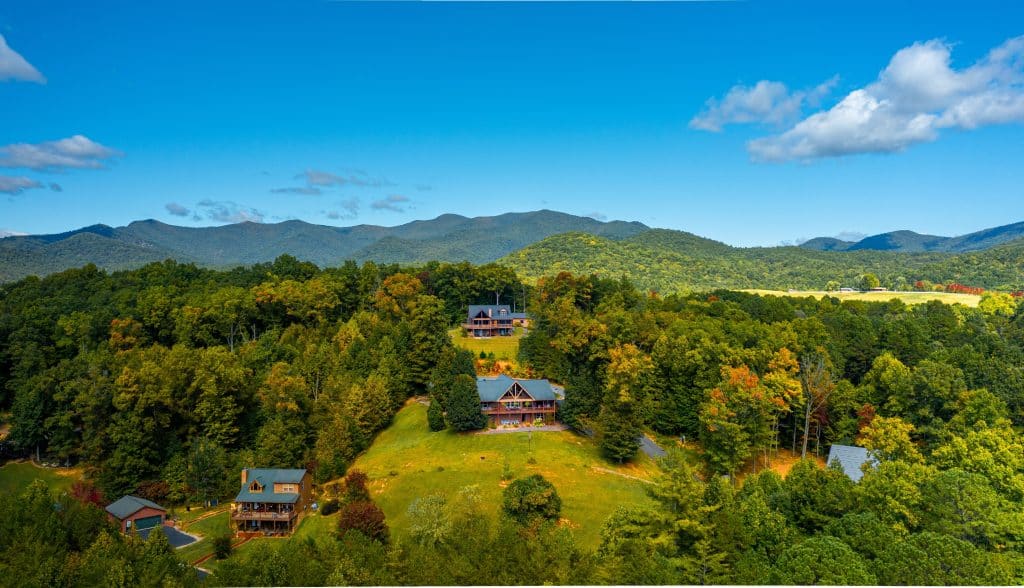 Berghuizen in Blue Ridge Georgia omringd door bossen