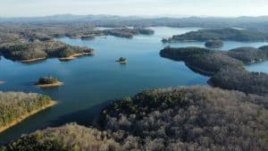 Uitzicht op meer met eilanden in Blue Ridge Georgia