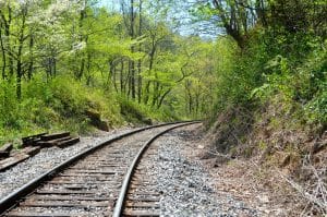 Spoorrails door groen bos in Blue Ridge Georgia