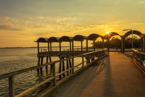 Betonnen pier op Jekyll Island Georgia bij ondergaande zon