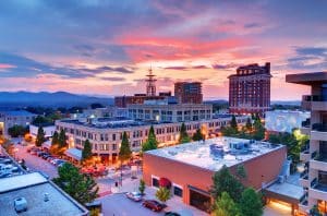 Downtown Asheville bij zonsondergang, North Carolina