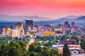 Skyline van Asheville North Carolina bij zonsondergang