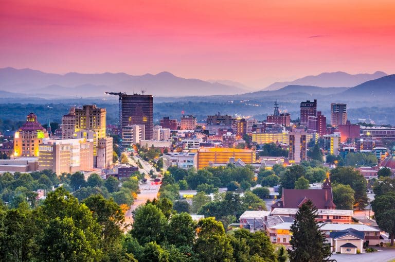 Skyline van Asheville North Carolina bij zonsondergang