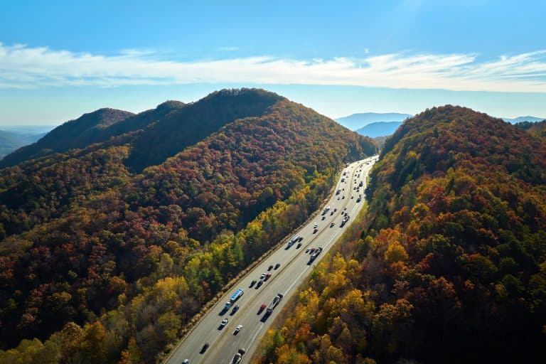 Snelweg door herfstige bergen bij Asheville, North Carolina